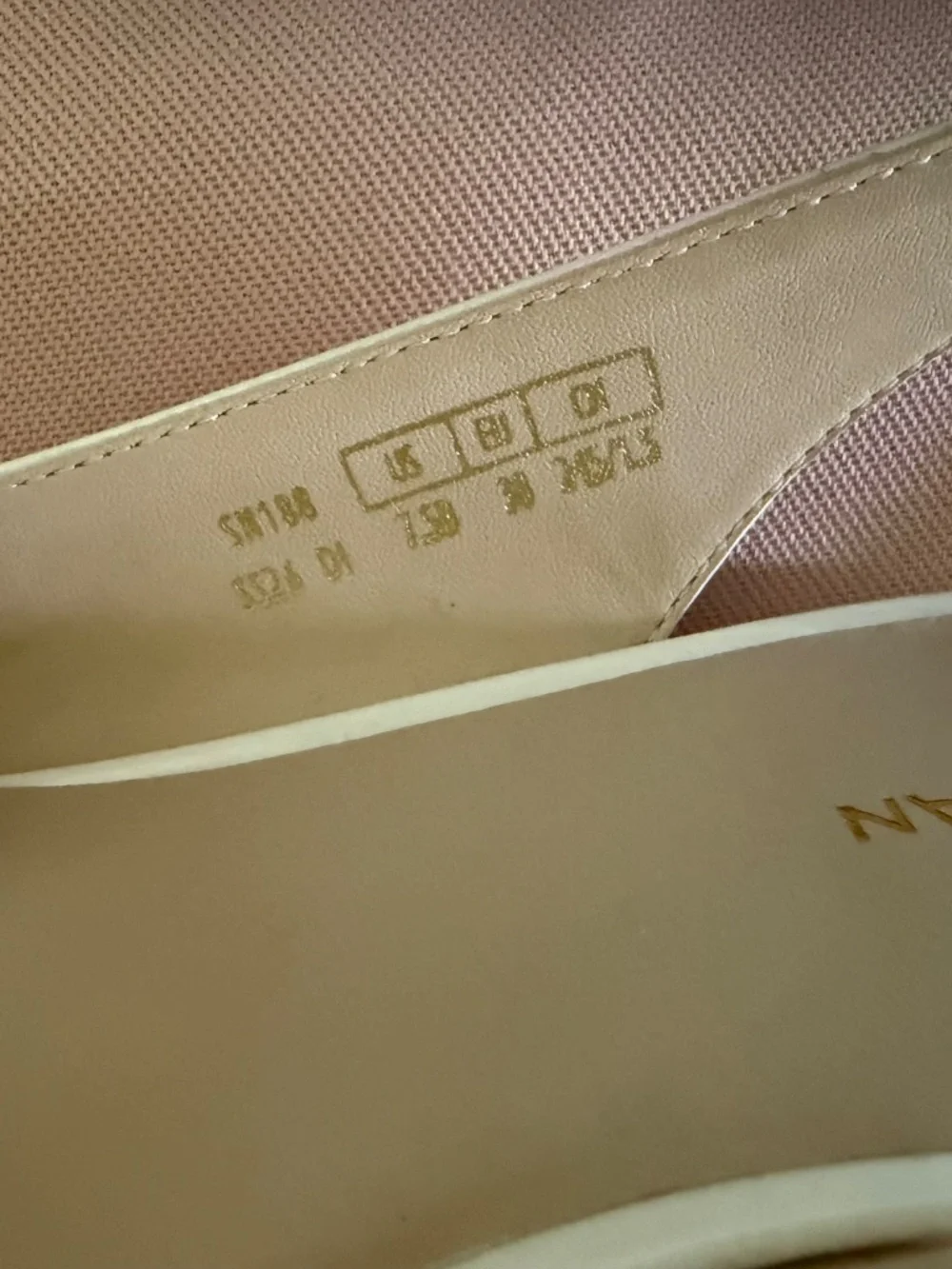 New in Box - Stuart Weitzman Eva 50 slingback - Cream - Patent Leather - Picture 6 of 6
